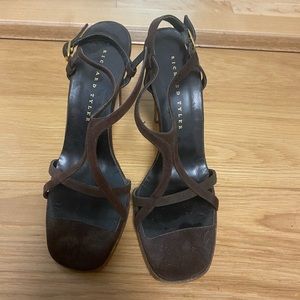 Richard Tyler heels